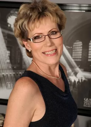 Наглая зрелая леди Джорджина Си в очках трахается пальцами, играя на комоде