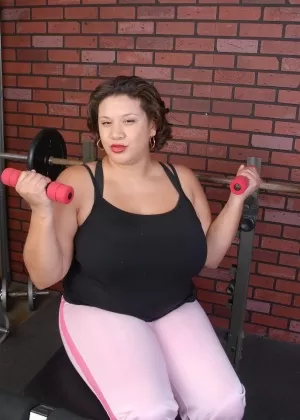 Зрелая блондинка Рокси Долл делает утреннюю зарядку голышом