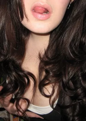 Подростковая шлюха Кайла сверкает своими огромными сиськами в обтягивающем красном лифчике