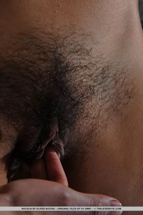 Сдержанная брюнетка проводит языком по пальцу после того, как обнажила свой клитор