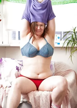 Пожилая пухленькая Кайла Ти не снимает очки во время мастурбации волосатой киски