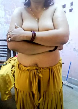 Пухленькая индийская жена обнажает большую грудь, прежде чем показать свою толстую задницу