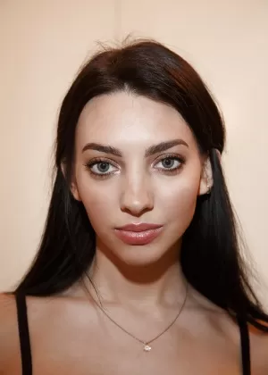 Круглолицая красотка Арайя Акоста демонстрирует свои изгибы в нижнем белье