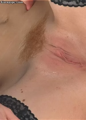 Любительская молоденькая в сексуальных черных чулках Аллана показывает свои крошечные сиськи