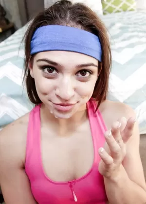 Латиноамериканка подросток первый таймер Сара Лувв делает минет над ними большому члену