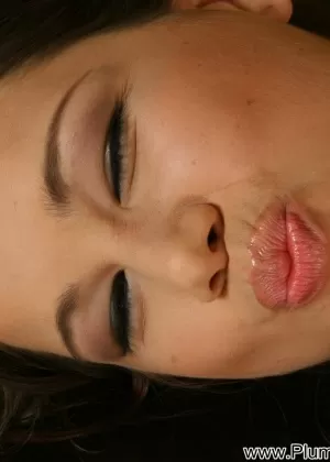 Соло девушка Терри Нова развязывает свои гудки перед мастурбацией