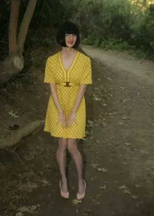 Стройная зрелая леди в нейлоновых чулках снимает свое платье на открытом воздухе