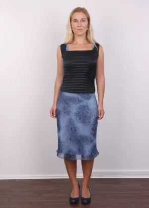 Блондинка любительница Каролина сбрасывает горячее нижнее белье для просмотра сосков крупным планом