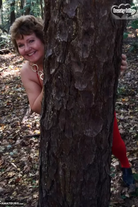 Пожилая грудастая любительница Блисс демонстрирует свои большие натуральные сиськи обнаженн 3