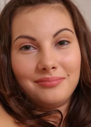 Непослушная девочка-подросток Конни теребит пальцами свою влажную киску, пока она дома одна