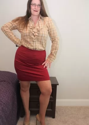 Толстая пожилая леди снимает свои колготки, чтобы закончить раздеваться на своей кровати