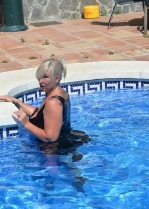 Тучная рыжеволосая Черная вдова АК расслабляется в горячей ванне совершенно голая