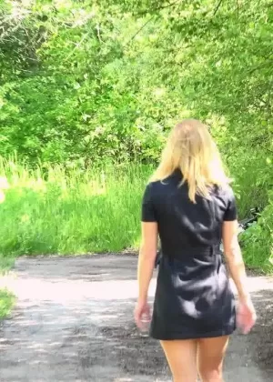 Блондинка Крисси присаживается на корточки, чтобы пописать посреди пешеходной дорожки