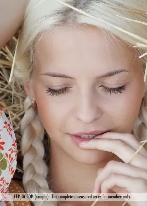 Эротичная фермерша позирует голой, чтобы показать горячие сиськи и бритую киску на тюке сена