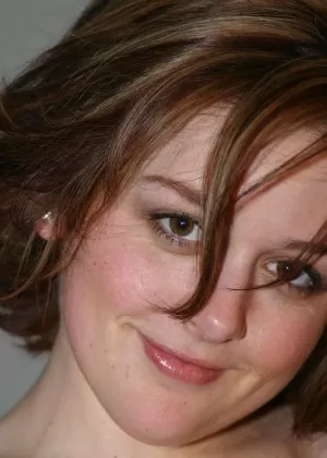 Очаровательная молоденькая Хейли раскрывает свои задорные сиськи, прежде чем показать свою лысую киску