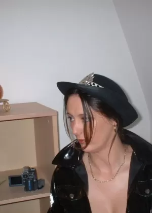 Британская любительница Сочная Джо отсасывает белые и черные члены в латексной полицейской одежде