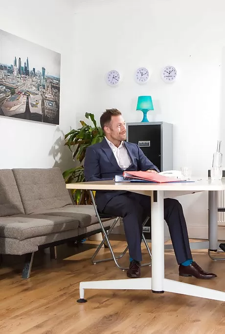 Секретарша с большой грудью Меа Мелоун соблазняет своего босса на работе в  1