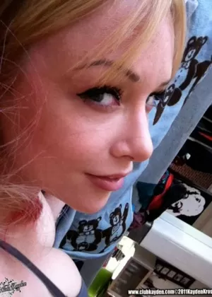 Горячая мамаша Кайден Кросс делает селфи со своими большими сиськами и торчащими сосками 65345825