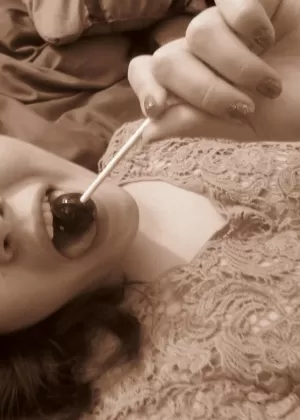 Горячая азиатская милфа Теанна Кай берет секс игрушку в свою подстриженную киску