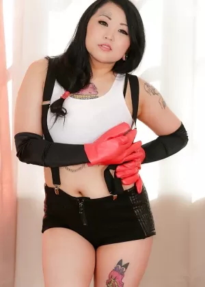 Лесбиянки, сосущие пальцы ног, Анита Берлускони и Мона Ким мастурбируют