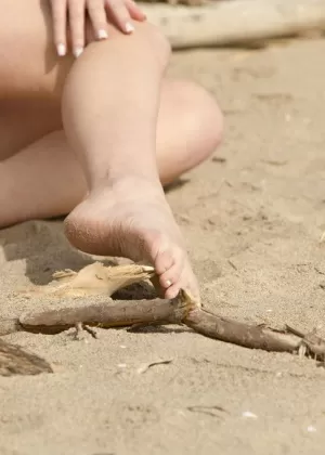 Молодая брюнетка Вероника Вен моделирует абсолютно голую на причале у реки