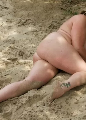 Старая британская толстушка бабуля Либби засовывает бутылку вина в свою пизду на столе