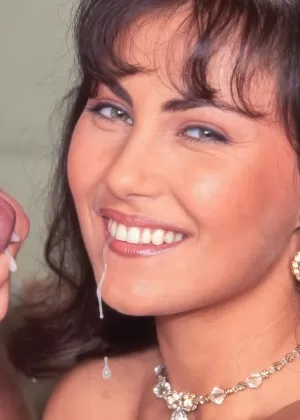 Южная красавица Анита Денди капает спермой со своего подбородка после траха