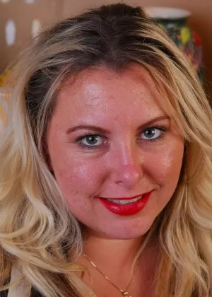 Похотливая зрелая блондинка раздевается и обнажает свою сочную пизду крупным планом