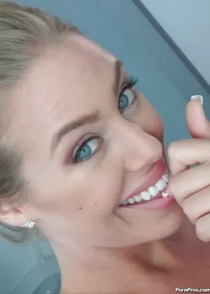 Подружка с большими сиськами Николь Энистон делает несколько селфи голышом