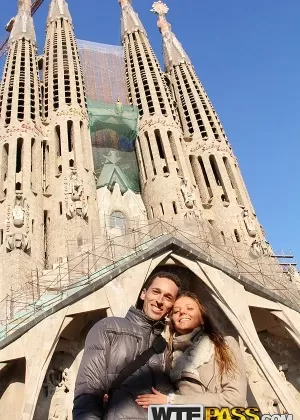 Невинно выглядящая подросток с задницей, за которую можно умереть, лежит на своей кровати, как только она обнажена