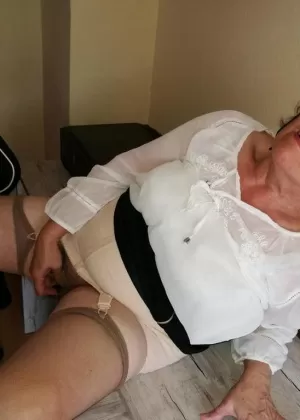 Блондинка секретарша Porchia W показывает свои большие сиськи на работе в подвязках и чулках