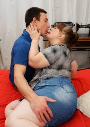 Толстая Ома получает сперму в рот после секса со своим гораздо более молодым любовником