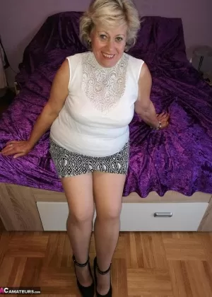 Горячая зрелая рыжеволосая мисс Эбигейл снимает прозрачные колготки и раздвигает их в сапогах