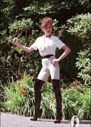 Милфа Тина Хот позволяет этому мужчине мочиться ей на спину, как она любит