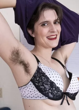 Любительская цыпочка Соша Белль обнажает свои волосатые подмышки и кусты во время раздевания