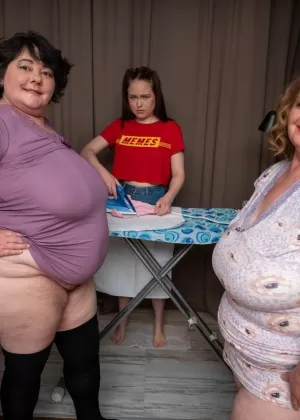 Молодые русские девушки раздеваются перед тем, как лизать друг другу подстриженные киски