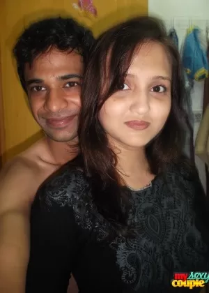 Индийская девушка соло снимает свое сари и лифчик, чтобы показать свои маленькие сиськи