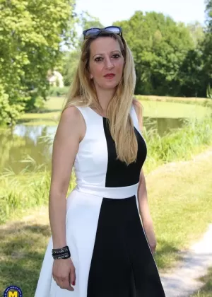 30-летняя брюнетка Айседора носит сексуальные чулочно-носочные изделия во время полового акта