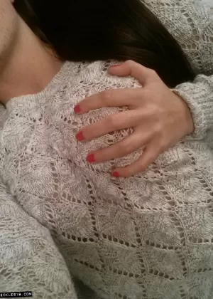 Селфи-снимок брюнетки с любительскими веснушками, демонстрирующей камелтое в прозрачных трусиках 61571202