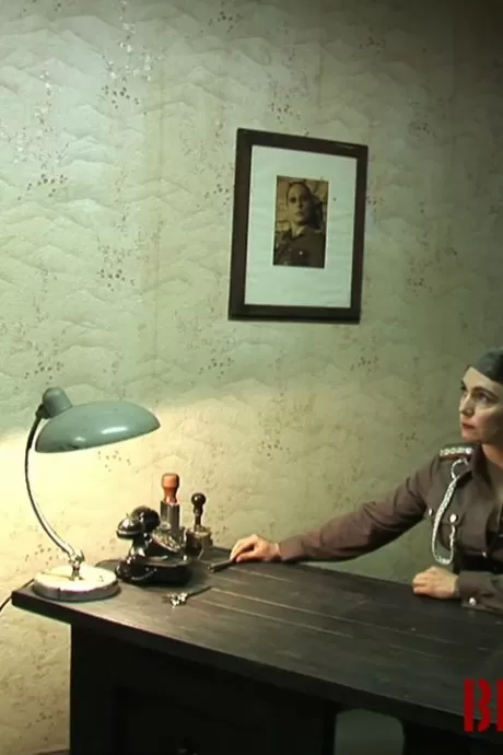 Женщина-секс-рабыня обрабатывается во время БДСМ-акции женщиной-военнослужащим