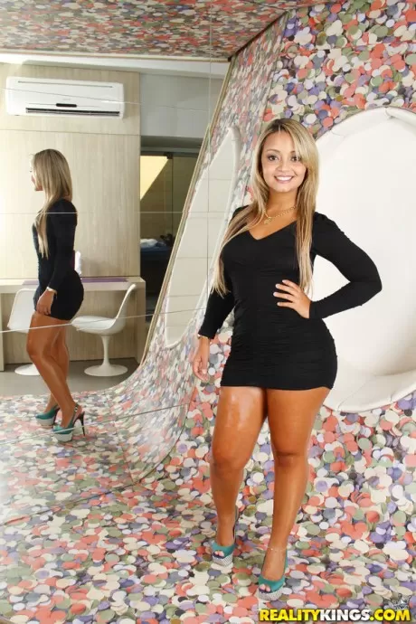 Сексуальная молодая латиноамериканка на каблуках снимает мини-платье, чтобы раздвинуть попку для анальног 1