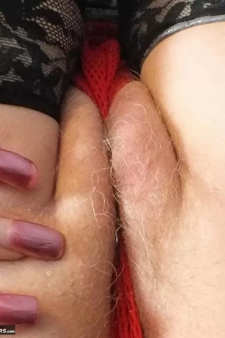 Блондинка-любительница Даймонти освобождает свои большие натуральные сиськи от прозрачного нижнего белья