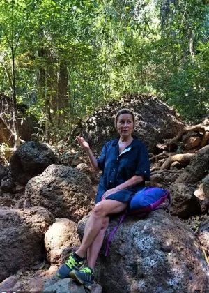 Зрелая брюнетка в очках Лиза Энн показывает круглые сиськи и красивую попку на открытом воздухе