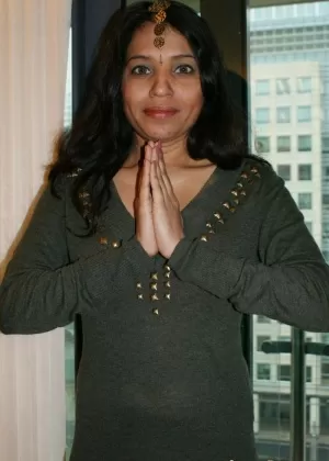 Грудастая индийская мамаша Мадури делает минет большому члену, обнажая свои огромные соски