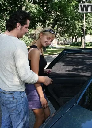 Симпатичная шалунья подросток обожает демонстрировать свое подтянутое тело на публике