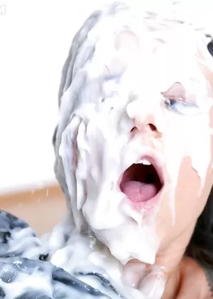 Огненно-рыжеволосая студентка в очках дрочит свою бритую киску