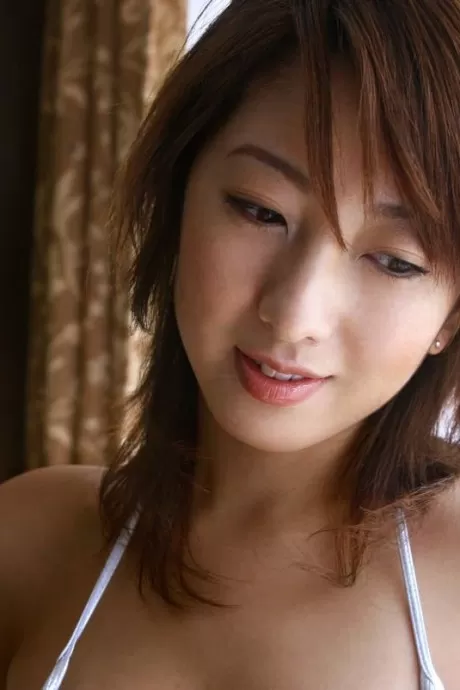 Японская красотка Юри Канох обнажает лобковые волосы и сиськи в серебристом бикини