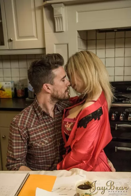 Грудастая блондинка жена Чесси Кей соблазняет своего мужчину в атласном халате и ниж 4