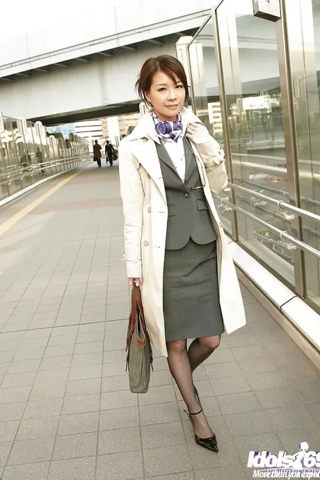 Азиатка в чулках с завязанными глазами набивает свою киску секс-игрушками