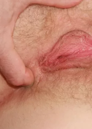 Лесбиянки Энджелл Саммерс и Алексис Кристал ласкают языком мокрые киски друг друга